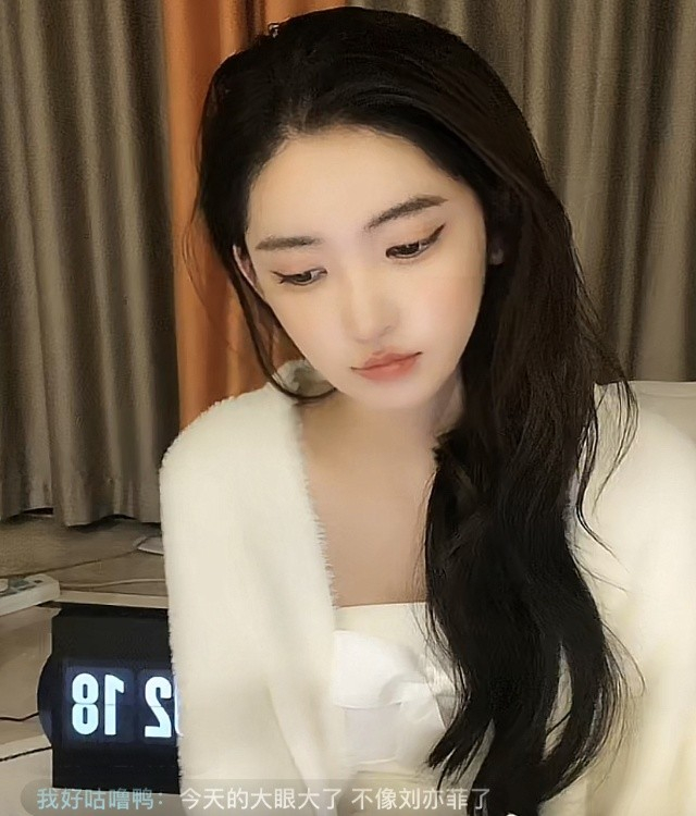 网红李由怒怼网络恶评,晒术后照力证“女儿身”,声称会要小baby