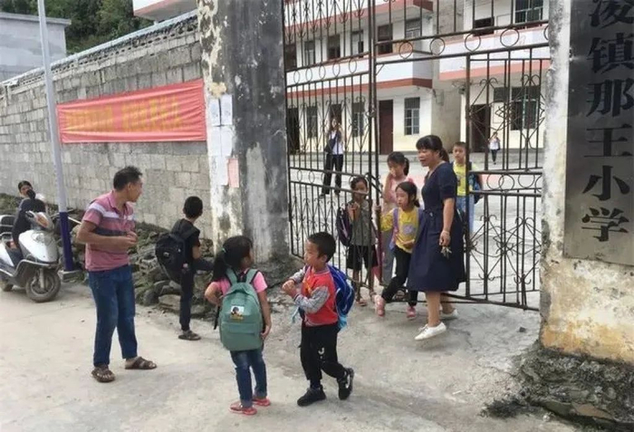 黄秀碧护送学生走出校门。蒋文跃 摄