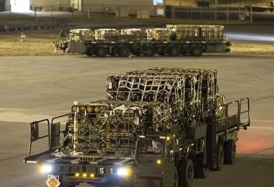 美国军事援助物资在运输途中。图源：人民视觉