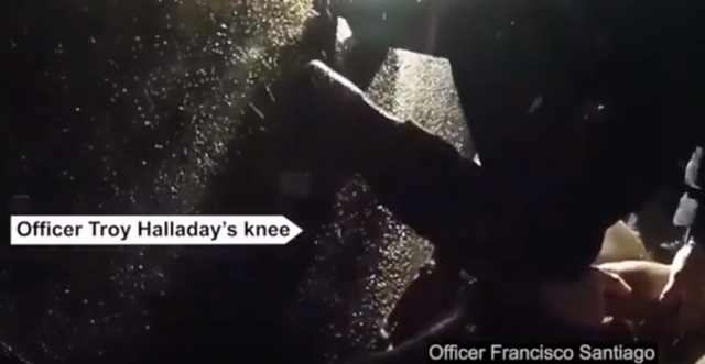 警方用膝盖压在普鲁德的背上