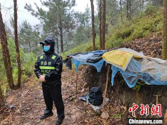 图为民警临时搭建执勤岗值守 龙圩警方供图