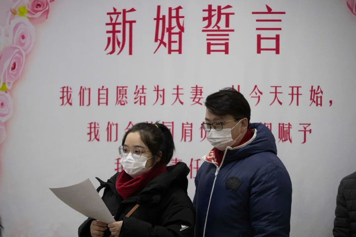 （资料图）在哈尔滨市道里区民政局婚姻登记处，新人在登记结婚。新华社记者 张涛 摄