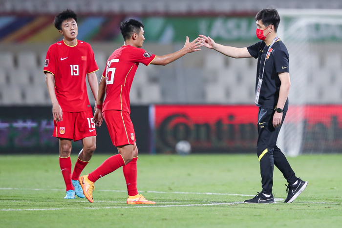 李霄鹏赛后鼓励球员。