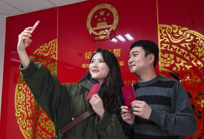 （资料图）新人在内蒙古呼和浩特市回民区市民服务中心内合影留念。新华社记者 彭源 摄