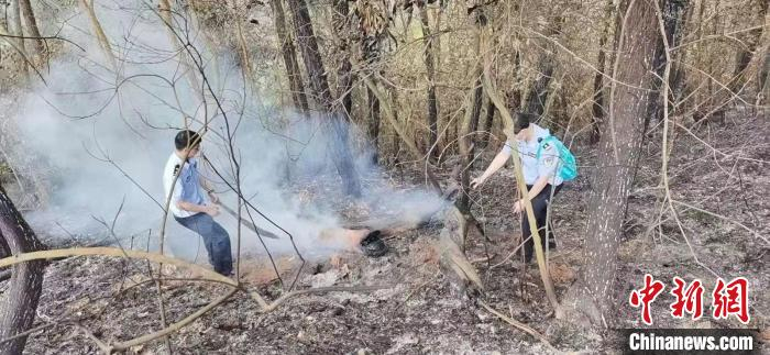 图为民警扑灭零星山火 龙圩警方供图