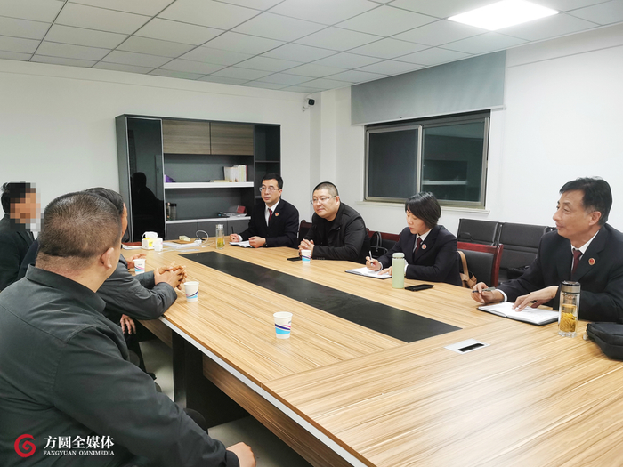 检察官到村委会主持召开公开听证会（摄影：陈媛媛）