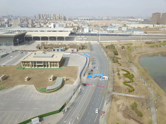 （施工现场。）