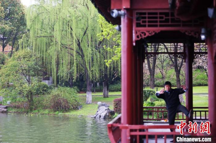 市民在玄武湖畔凉亭内练拳。　泱波 摄