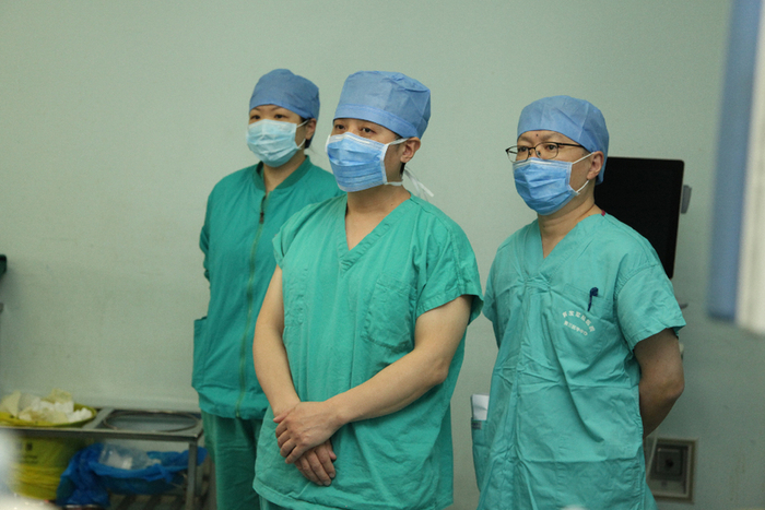 第三医学中心主任杨海伟全程关注手术 周明政 摄