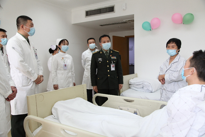 中心领导探望小张母子 周明政 摄