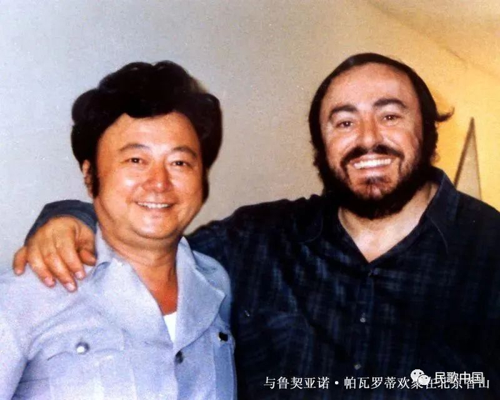 与帕瓦罗蒂昔日合照曝光!92岁歌唱家胡松华现场唱响《我的太阳》