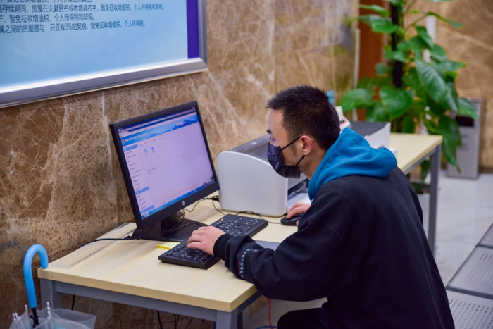 ▲在江北不动产登记中心，市民自助查询并免费打印个人存量房增值税电子普通发票。 陈澜/摄