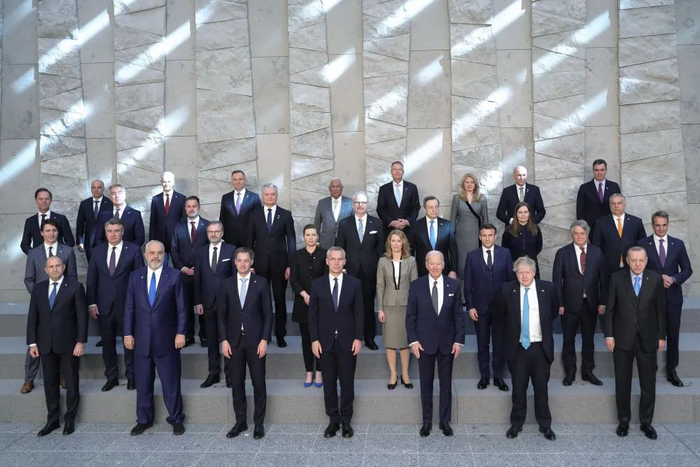 ▲3月24日，在比利时布鲁塞尔的北约总部，多国领导人在北约特别峰会期间合影。图/新华社