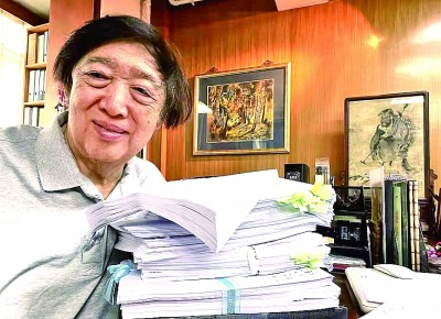 图为2021年10月12日，冯骥才刚写完中短篇小说集《多瑙河峡谷》。资料图片