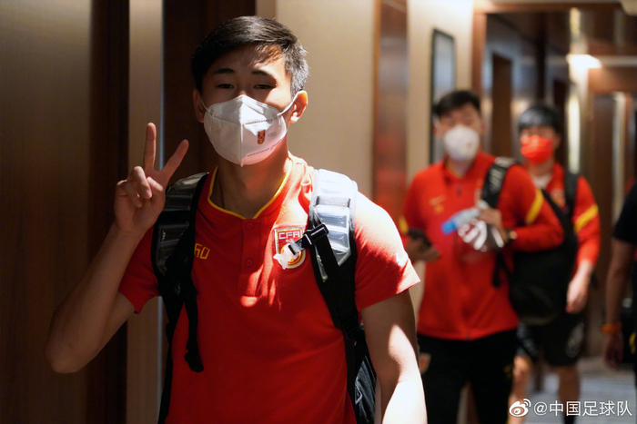 国足抵达阿曼。