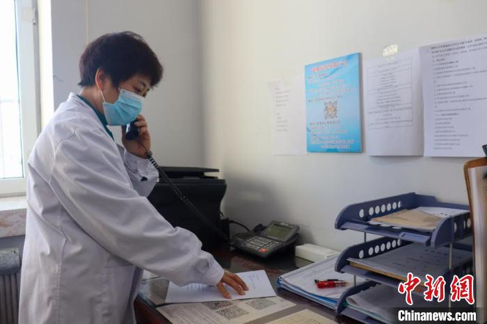 电报员正在向收报单位确认投递范围、电报封数 郭晓东 摄