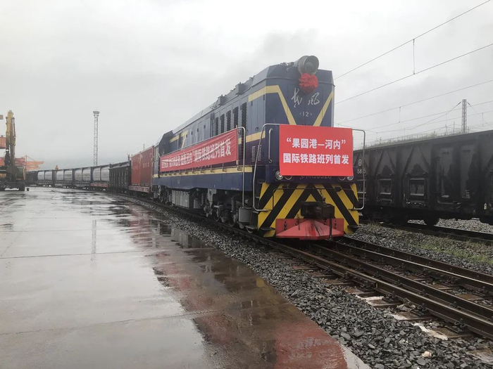 西部陆海新通道中越（重庆果园港-越南河内）首趟国际跨境货运班列  陆海新通道运营公司供图