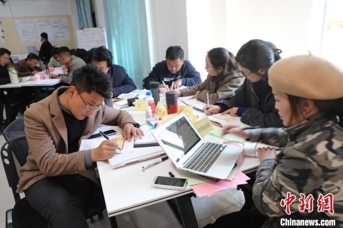图为西藏自治区首期创业培训讲师提高班培训现场。　格桑 摄