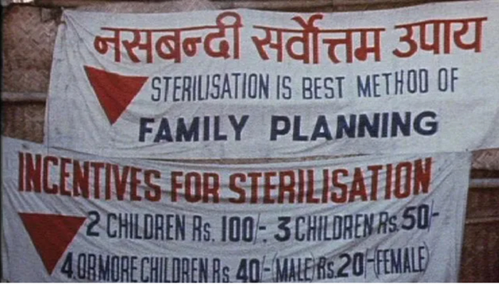 关于“家庭计划”的横幅。来源/BBC