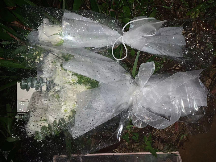 放在现场附近的花。