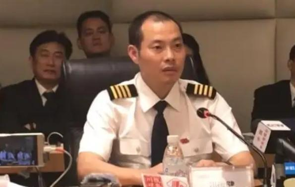 中国英雄机长刘传健:9800米高空史诗迫降,34分钟挽救128人