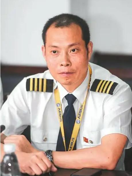 中国英雄机长刘传健:9800米高空史诗迫降,34分钟挽救128人