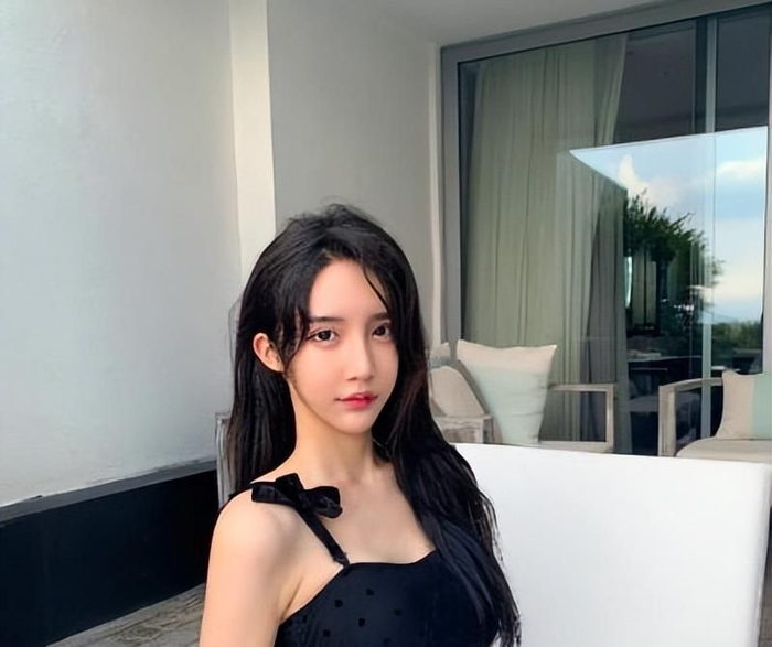 网红李由变性后撞脸刘亦菲,靠药物维持女生特征,网友:何必呢?