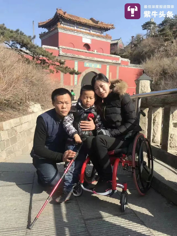 夫妻俩带着可爱的儿子一起出游