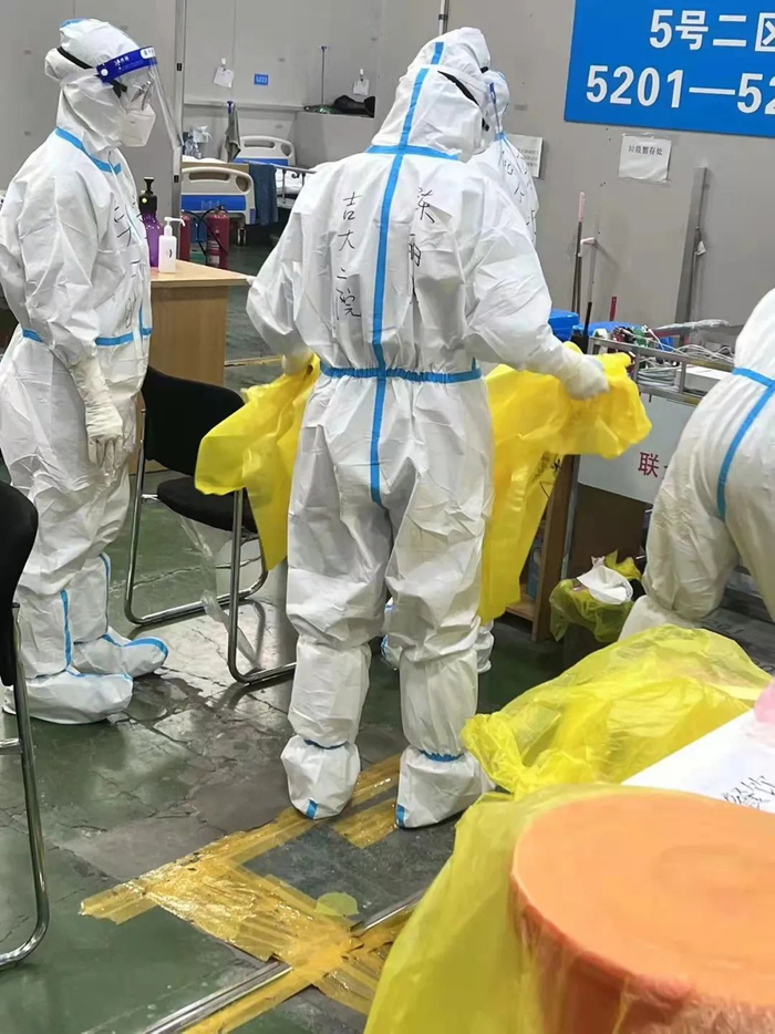 ▲医护人员正在会展中心方舱医院工作。受访者供图