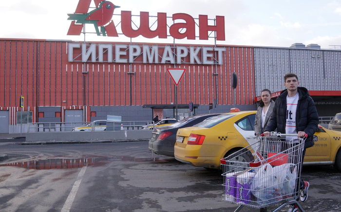 俄罗斯民众在当地的欧尚超市选购商品（图源：视觉中国）