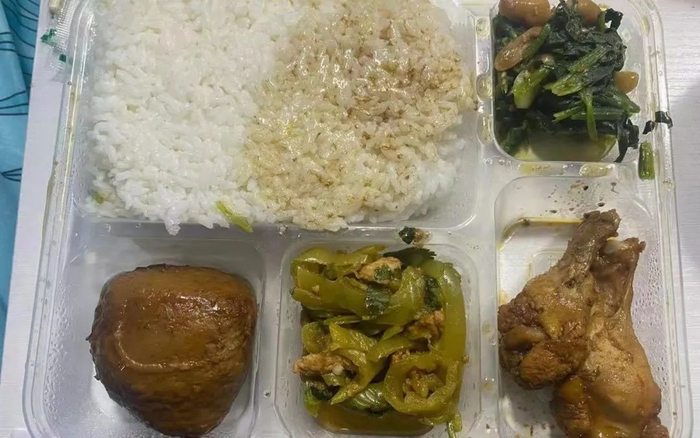 ▲九站方舱医院的隔离餐。受访者供图