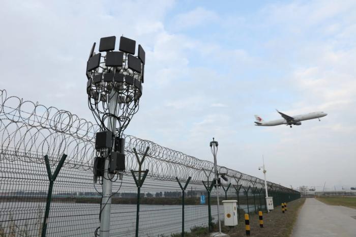机场边上的“云哨”系统接收器 图源：社交媒体