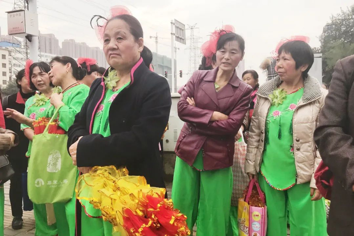 大妈在街头扮小鸡跳广场舞。视觉中国供图