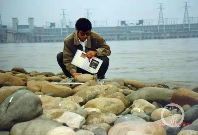 ▲危起伟在长江边研究工作。图片来源/受访者供图