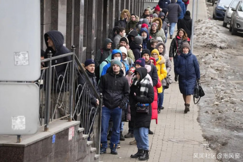 俄罗斯圣彼得堡的一处ATM机，人们排队提取美元和欧元