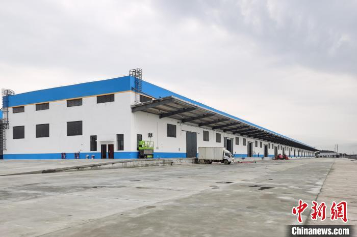 图为茂名东货场怕湿货物仓库 曹帅 　摄