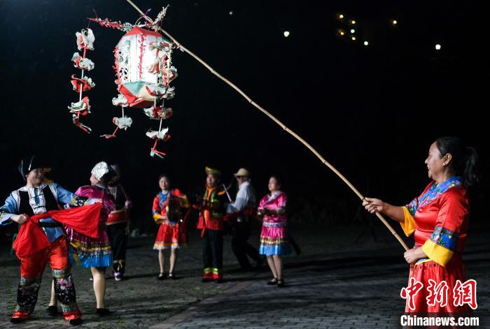 酉阳县内口村村民为游客表演非遗民俗“马马灯”。　何蓬磊 摄