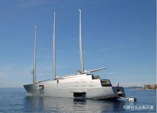 世界上最大的游艇为梅利尼琴科的游艇所有，目前被意大利官方扣押