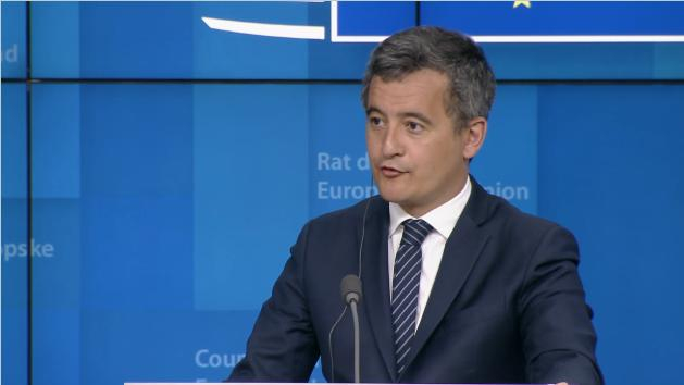 法国内政部长达尔马宁参加记者会截图 