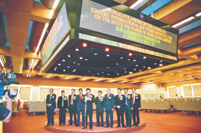 2001年，金蝶在香港联交所创业板挂牌上市。