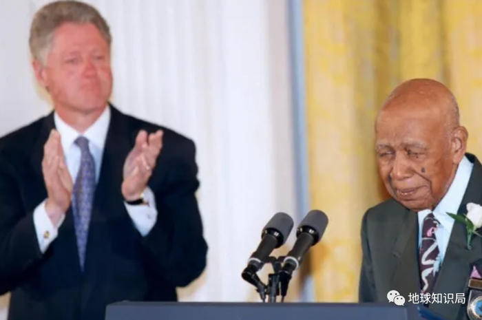 自我感动式道歉（右一为当年研究对象的幸存者）。图片来自@美国国家档案馆