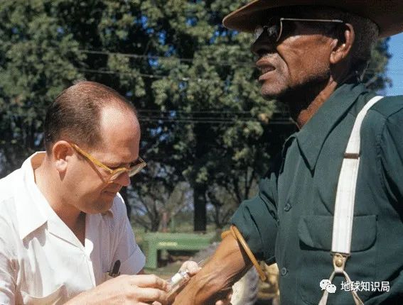 注射的只不过是安慰剂罢了（安慰剂指没有药物治疗作用的片、丸、针剂，依靠是患者对医生的信赖）。图片来自@美国国家档案馆