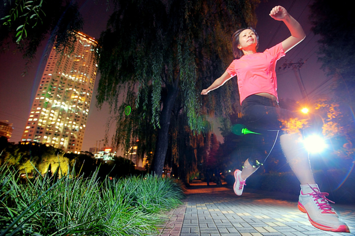 北京，女性在公园夜跑