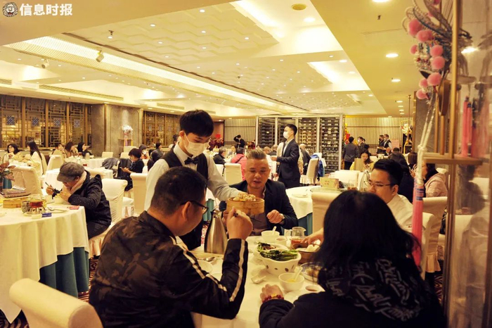 大同酒家体育中心店3月28日开业，街坊纷纷来品尝美食。信息时报记者 郭柯堂 摄