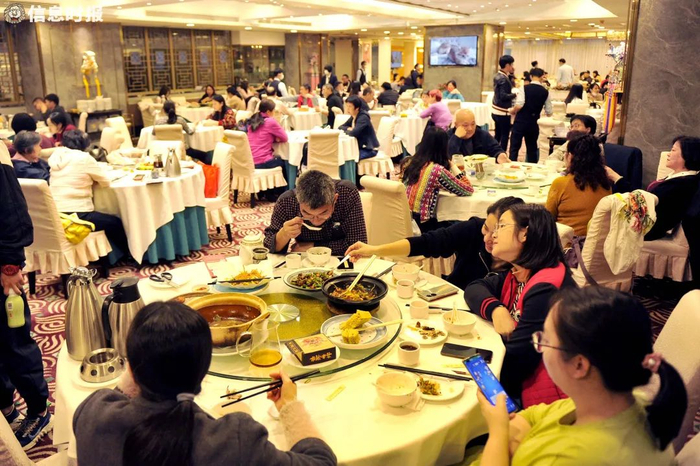 大同酒家体育中心店昨天开业，街坊到场品尝美食。信息时报记者 郭柯堂 摄