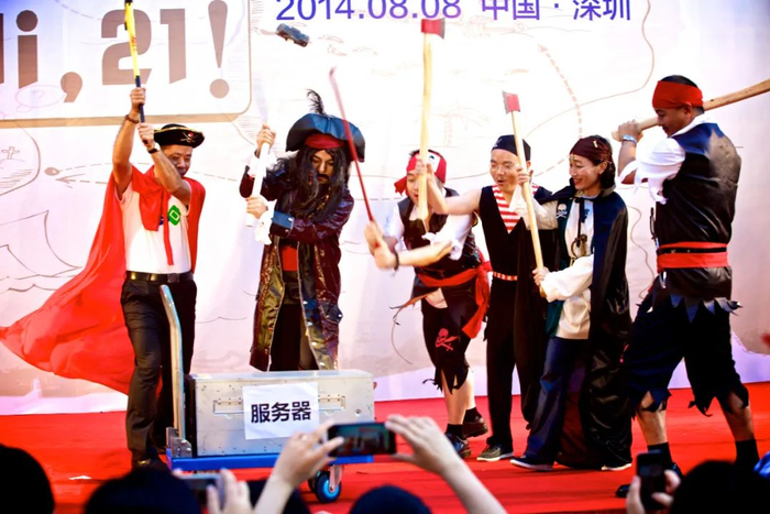 2014年8月，徐少春亲手砸掉客户的服务器，颠覆传统ERP模式。