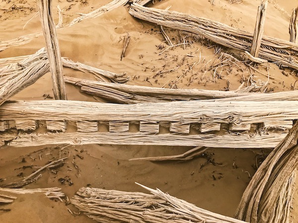 曾经的横梁落在沙中，当年的雕刻历历可见 钱成熙 图