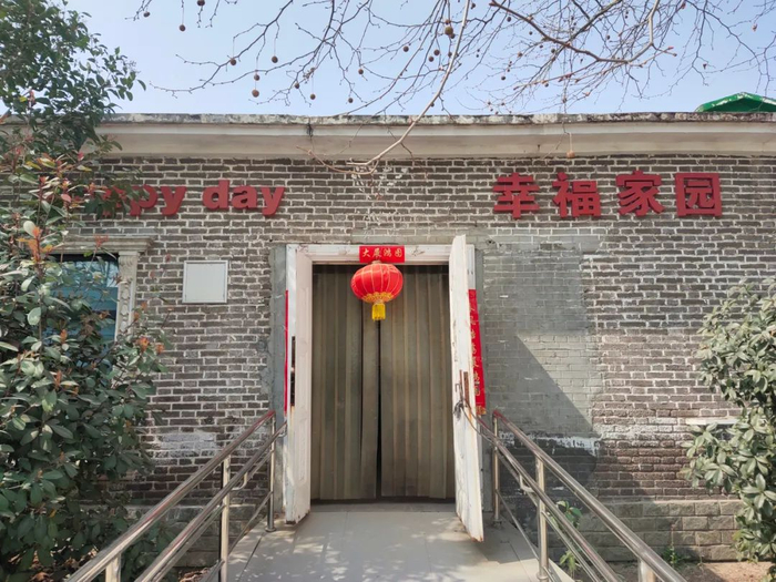 ▲王绍军设计的学生宿舍，上面挂着“幸福家园”。新京报记者 马延君 摄