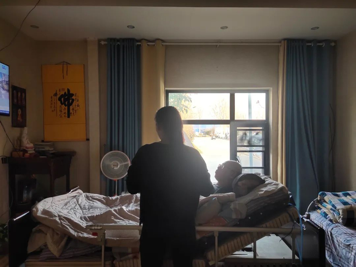 ▲3月10日下午，王绍军和于淑娟正在聊天。新京报记者 马延君 摄