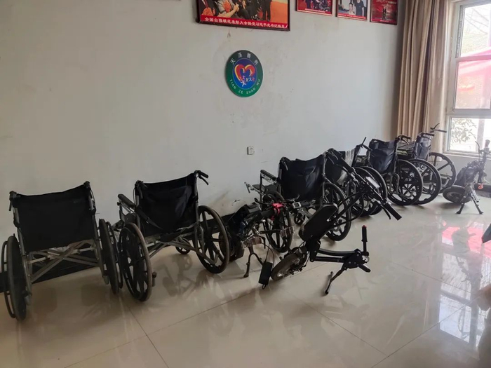 ▲3月10日，上课前学生们会将轮椅放在教室外。新京报记者 马延君 摄